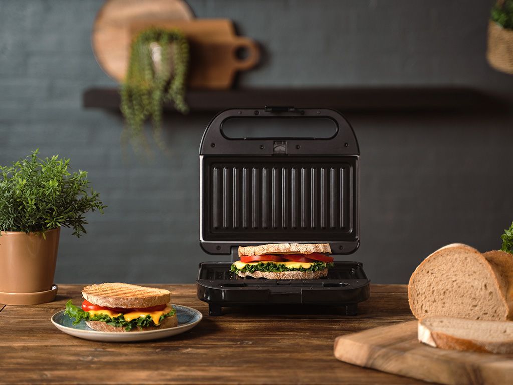 4-IN-1 SANDWICH MAKER - 7